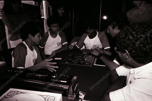 KL05_22111980_SNAKESLADDERS