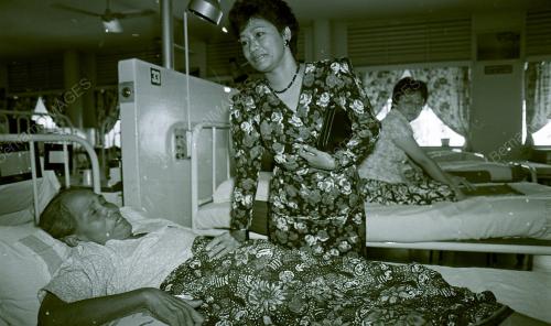 HAMIDAH SAMPAI SUMBANGAN HARI RAYA DI HOSPITAL BESAR
