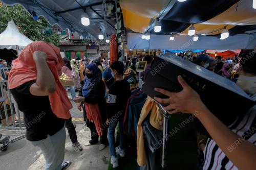 TINJAUAN ORANG RAMAI MEMBUAT PERSIAPAN HARI RAYA