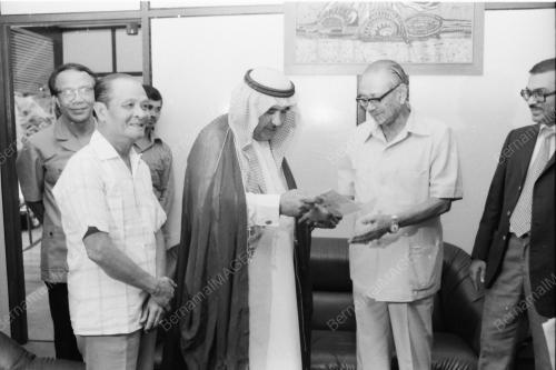 TUNKU ABDUL RAHMAN RECEIVES CHEQUE