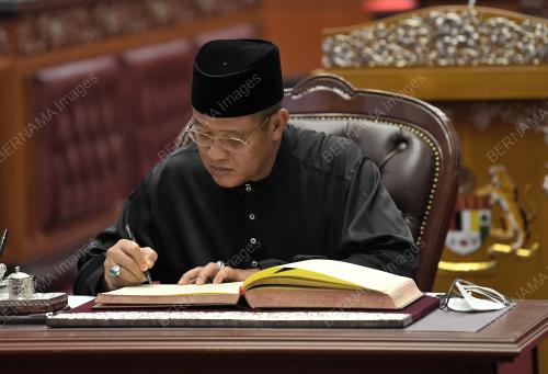ANGKAT SUMPAH