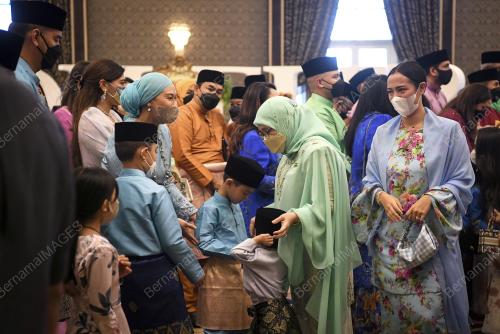 TUNKU AZIZAH AMINAH MAIMUNAH