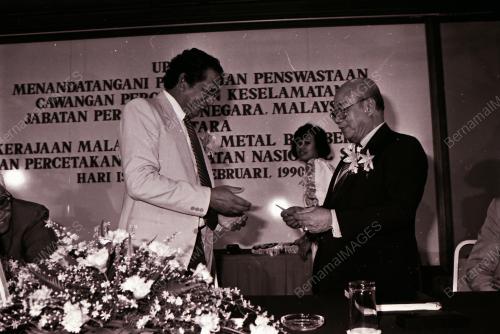 MENANDATANGANI PERJANJIAN
