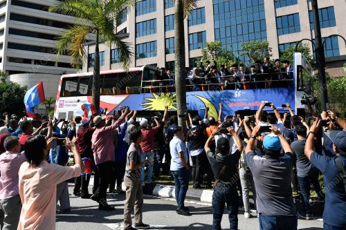 AHLI PARLIMEN MEMASUKI PERKARANGAN ISTANA