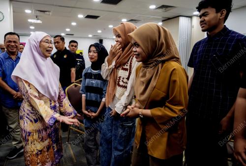 DATUK SERI DR WAN AZIZAH WAN ISMAIL