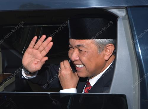 PIMPINAN PARTI MEMASUKI PERKARANGAN ISTANA