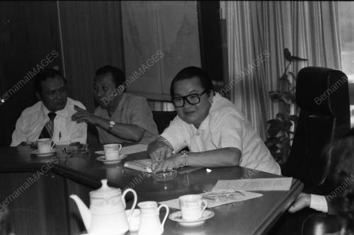 LEE SAN CHOON MEET TRANSPORT OPERATORS AT HIS OFFICE
