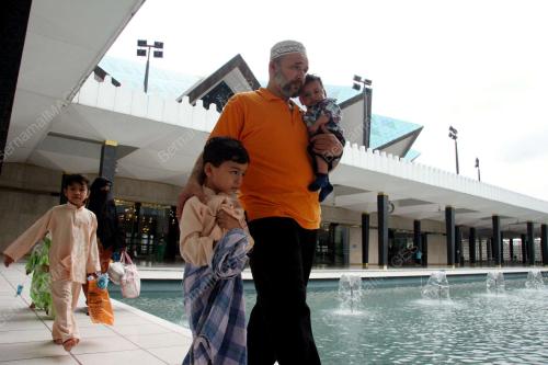PROGRAM BERKHATAN