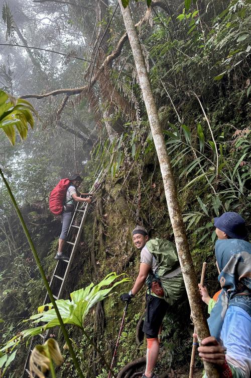 GUNUNG BATU PUTIH