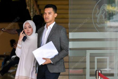VIVY YUSOF DAPAT PASPORT KE UMRAH