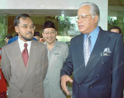 KL06-08_02_2001UMNO-PAS_08022001