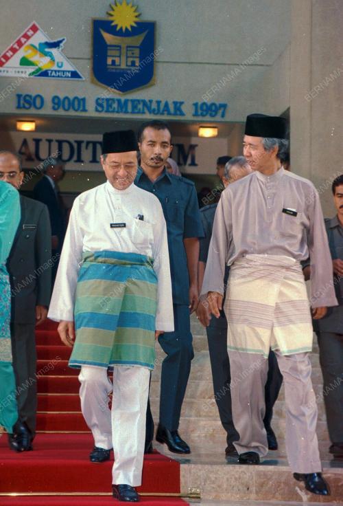 DR MAHATHIR MOHAMAD