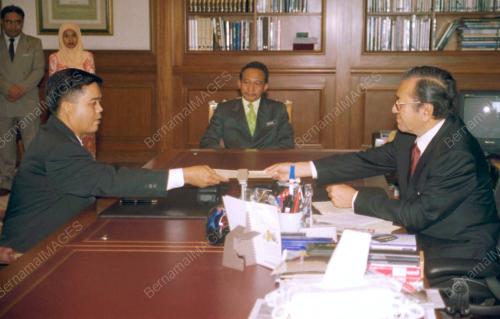 KL06-28_02_2001_S_U_POLITIK_19012016