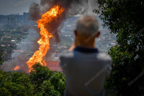 KEBAKARAN SALURAN PAIP GAS