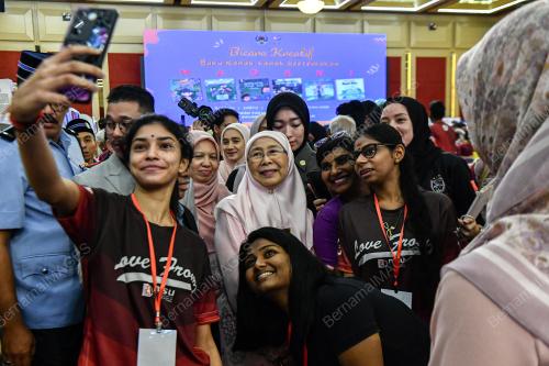 DATUK SERI DR WAN AZIZAH WAN ISMAIL