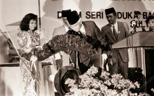 KL06_04031990_KELUARGABAHAGIA