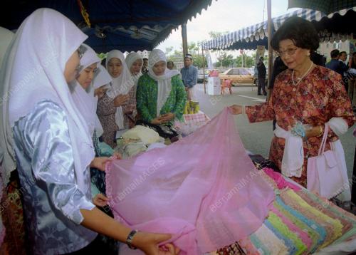 KL06_05022016_BAZAAR