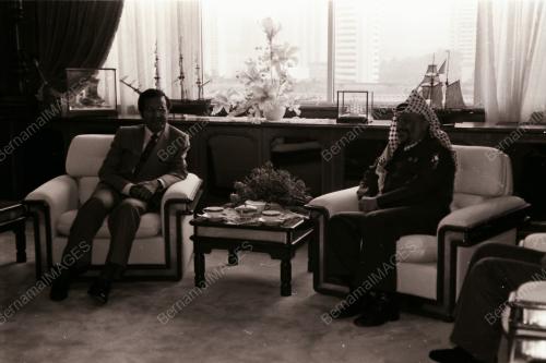 YASSER ARAFAT LAWAT PEJABAT PERDANA MENTERI