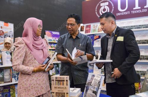 DATUK SERI DR ZAINI UJANG
