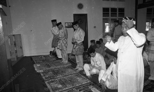 KL06_06022015_AGONG_SOLAT
