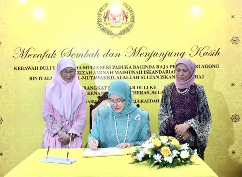 TUNKU AZIZAH AMINAH MAIMUNAH ISKANDARIAH