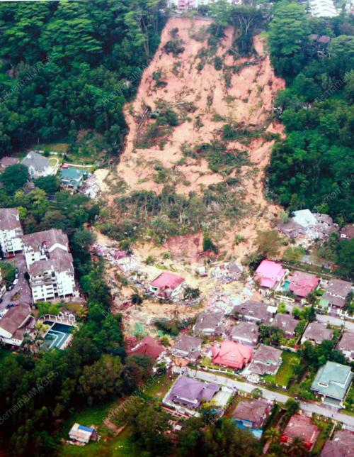 TANAH RUNTUH DI BUKIT ANTARABANGSA