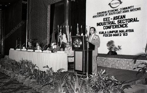 KL06_08012015_PM_BUSINESS_CONFERENCE