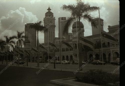 BENDERA SETENGAH TIANG