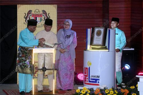 AL SULTAN ABDULLAH RIAYATUDDIN AL MUSTAFA BILLAH SHAH
