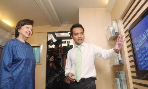 TAN SRI DR ZETI AKHTAR AZIZ