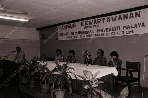 KURSUS KEWARTAWANAN