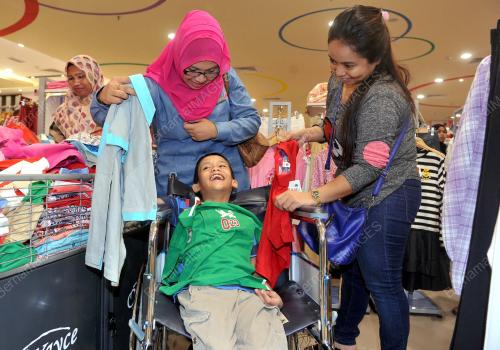 KL06_11062016_SHOPPING_RAYA