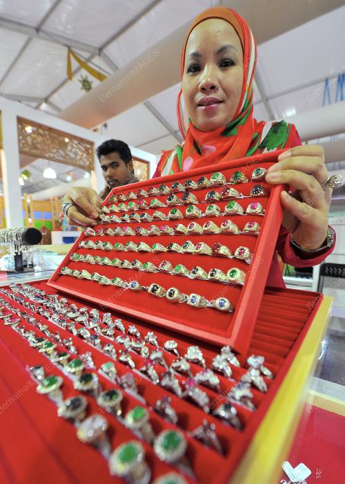 KL06_11082013_GOLD_n_JEWELS