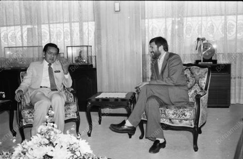 MENTERI