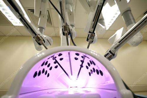 SISTEM PEMBEDAHAN ROBOTIK DA VINCI SI GENERASI KE-4