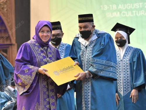 TUNKU AZIZAH AMINAH MAIMUNAH ISKANDARIAH