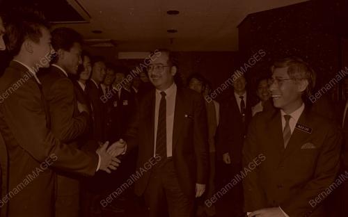 KL06_140690_SERAH_BENDERA