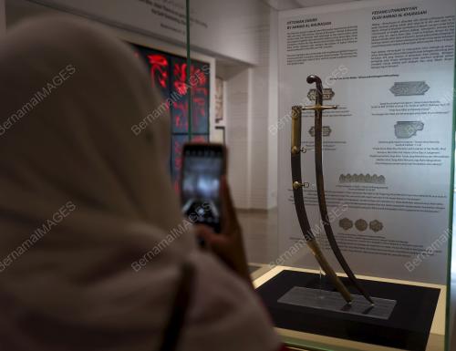 PAMERAN MENELUSURI SENI ISLAM