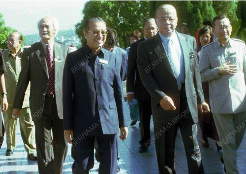 DR MAHATHIR MOHAMAD