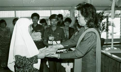 NAPSIAH OMAR SAMPAI BUNGKUSAN KUIH RAYA KEPADA BALU FRU