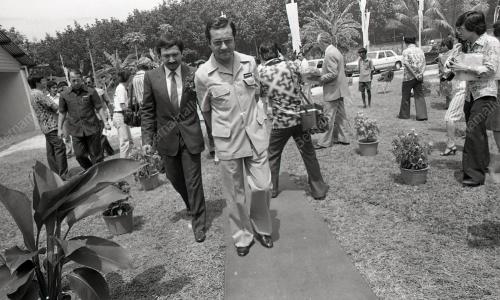 DR. MAHATHIR MOHAMAD