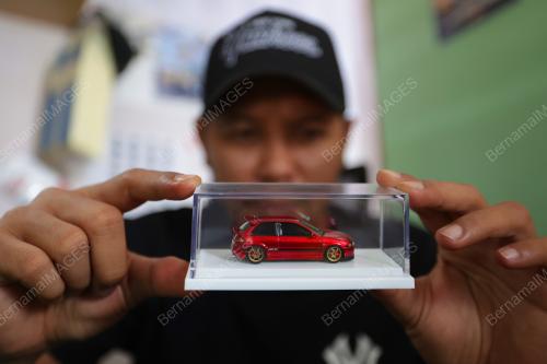 JURUTEKNIK BERKARYA MELALUI KERETA MINIATUR BERSKALA 1:64