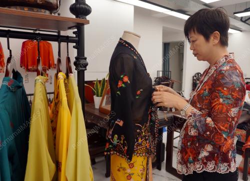 KEBAYA TRADISIONAL