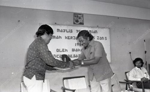 DISEMBER 1982