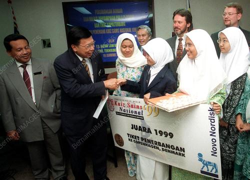 JUARA KUIZ TERIMA HABUAN.