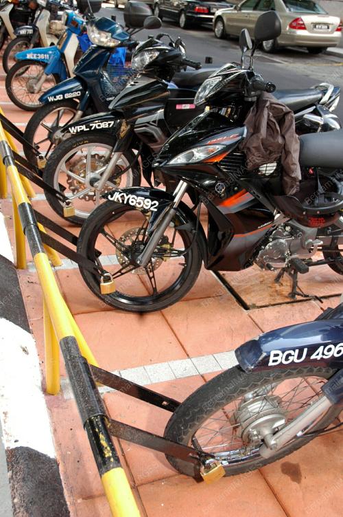 ALAT PENGUNCI RODA MOTOSIKAL