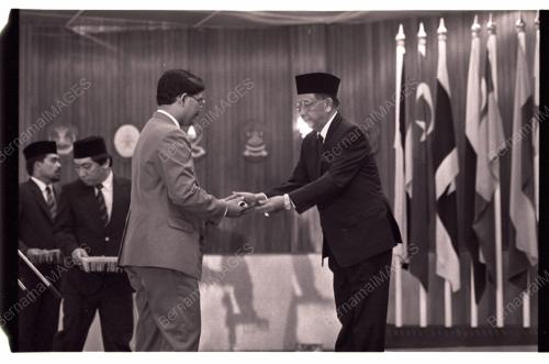 ANGKAT SUMPAH