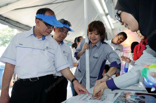 DATUK DR ROSLI MOHAMED