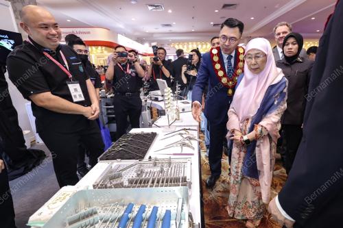 DATUK SERI DR WAN AZIZAH WAN ISMAIL