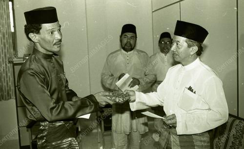 DR YUSOF NOR SAMPAIKAN BANTUAN KEPADA FAKIR MISKIN